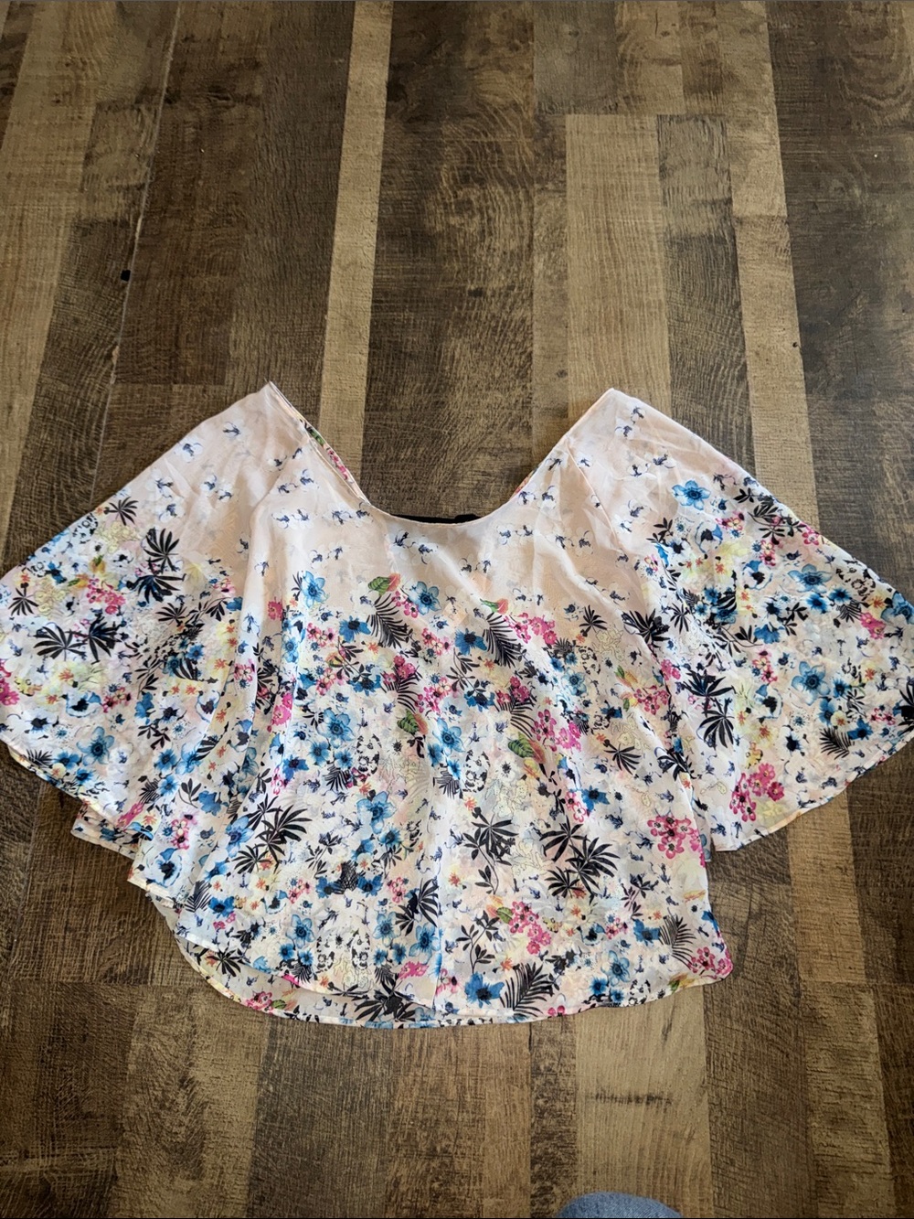 Philosophy Republic Clothing Floral Flutter Sleeve Top Size M V-Neck Chiffon
